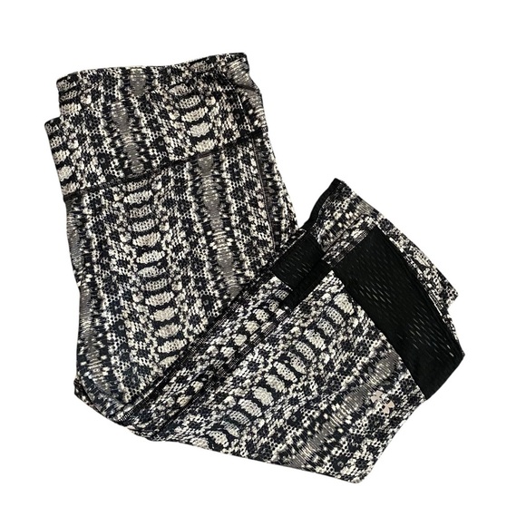 Under Armour Mesh Panel Snake Skin Pattern Capri Pants - Picture 7 of 7
